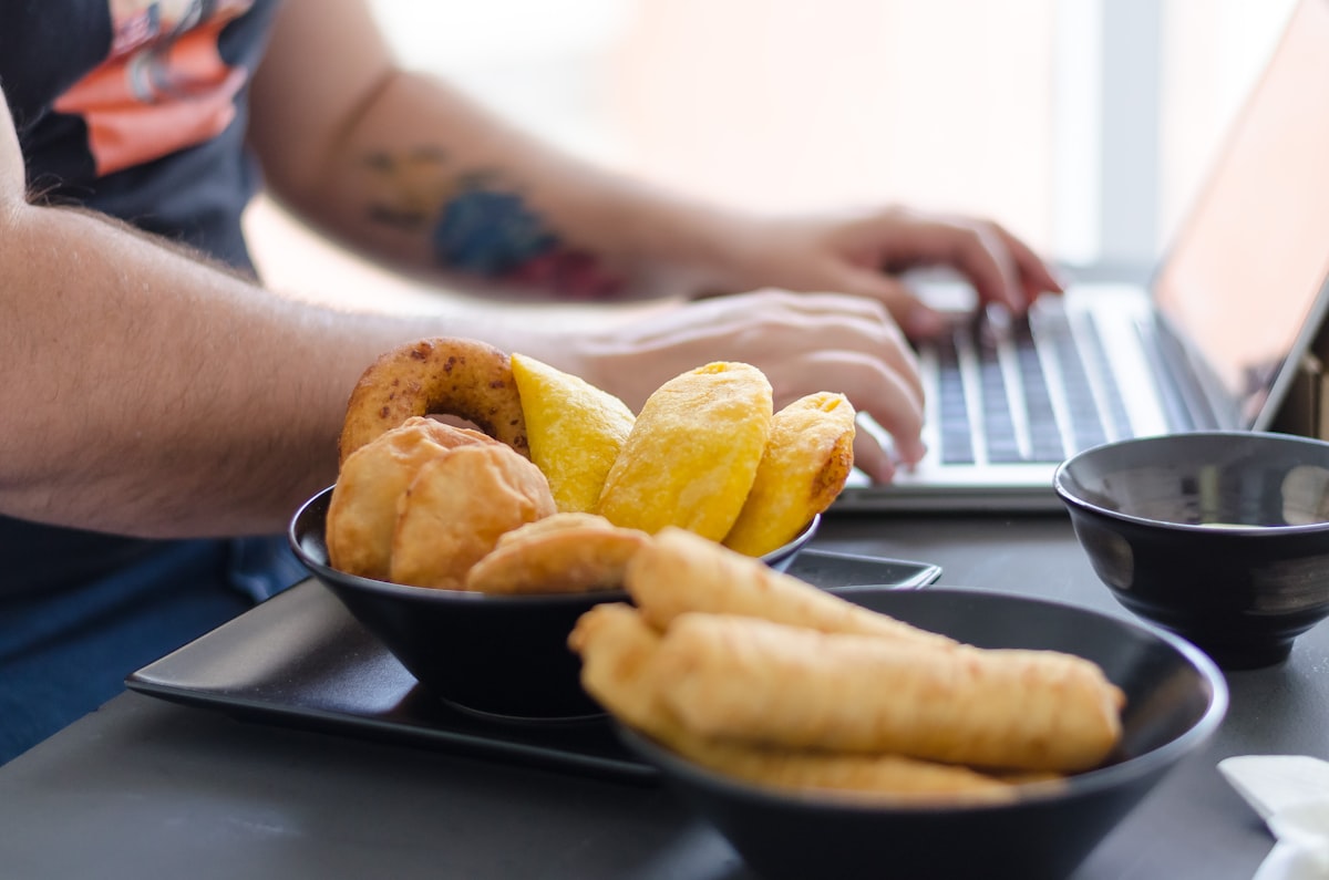 Keluarga Indonesia mempersiapkan makanan sehat bersama di dapur